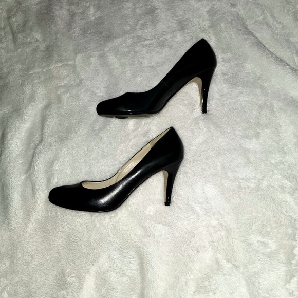 Liz Claiborne- Black Pumps - Picture 2 of 5